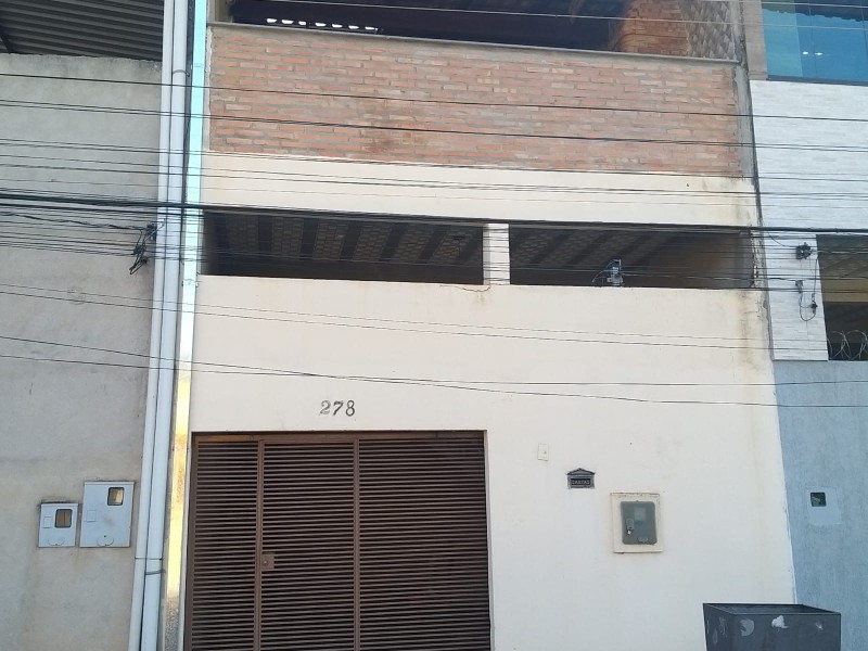 Casa com 3 quartos, 1 suíte, 1 banho, sala, cozinha planejada, área de serviço, área com churrasqueira, 2 vagas de garagem