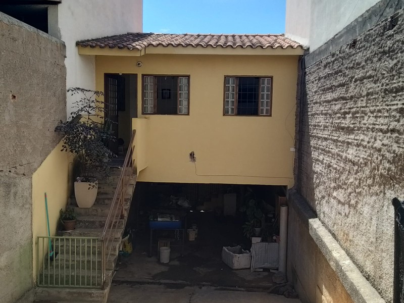 Casa com 4 vagas de garagem 