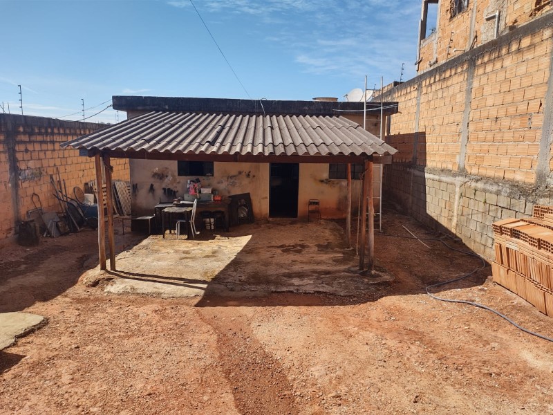 Casa com lote de 400m² no Bairro Vista Alegre em Ibirité